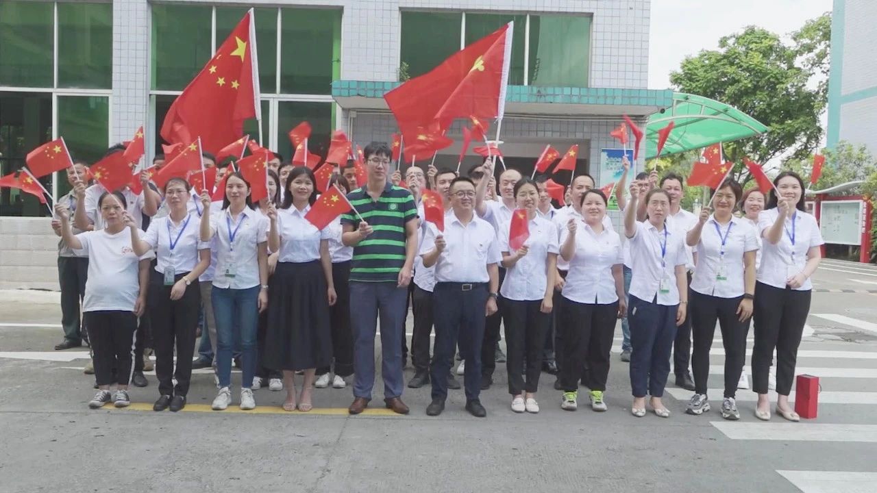 09-ag平台网站党支部全体党员齐唱《没有共产党就没有新中国》合影02